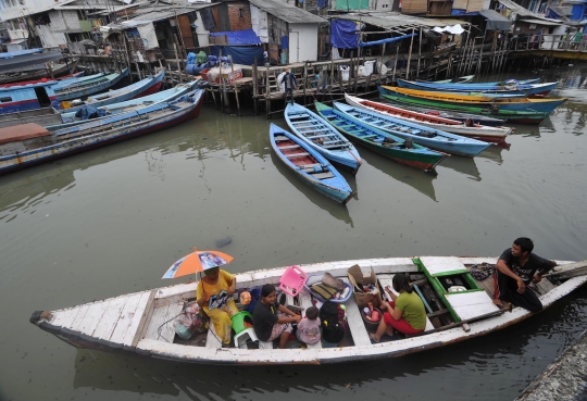 Warga Kampung Akuarium berbenah ke Rusun Marunda pakai sampan