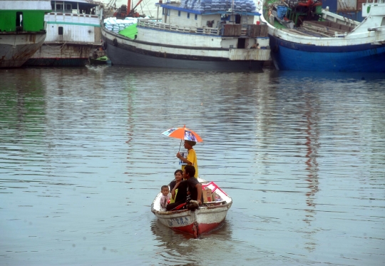 Warga Kampung Akuarium berbenah ke Rusun Marunda pakai sampan