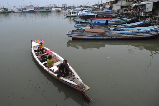 Warga Kampung Akuarium berbenah ke Rusun Marunda pakai sampan