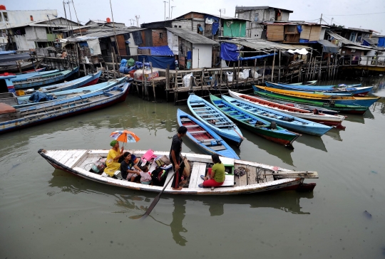 Warga Kampung Akuarium berbenah ke Rusun Marunda pakai sampan