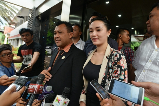 Ekspresi Zaskia Gotik minta maaf ke Jokowi terkait 'bebek nungging'