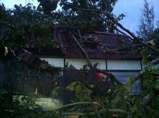 Porak-poranda kebun binatang Gembira Loka dihantam badai