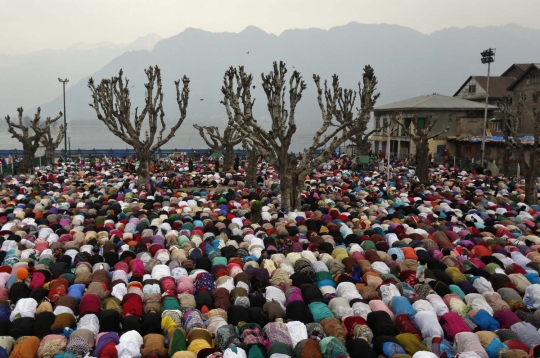 Antusias muslim Kashmir doa di masjid yang simpan rambut Rasulullah