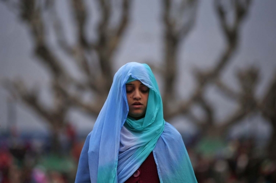 Antusias muslim Kashmir doa di masjid yang simpan rambut Rasulullah