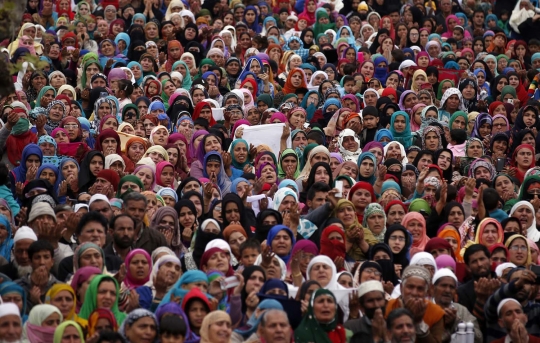 Antusias muslim Kashmir doa di masjid yang simpan rambut Rasulullah