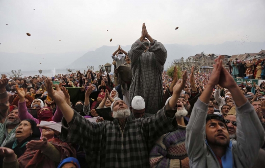 Antusias muslim Kashmir doa di masjid yang simpan rambut Rasulullah