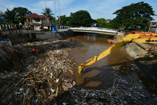 Sampah kiriman menumpuk di Pintu Air Manggarai