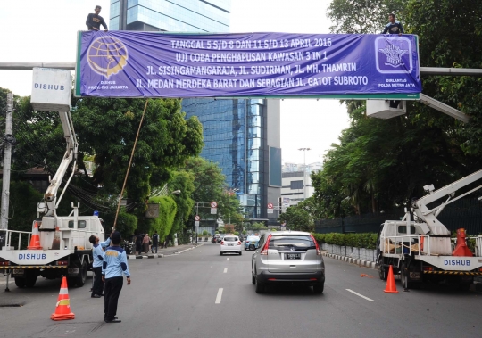 Dishub DKI tutup papan 3 in 1 di jalanan protokol Jakarta