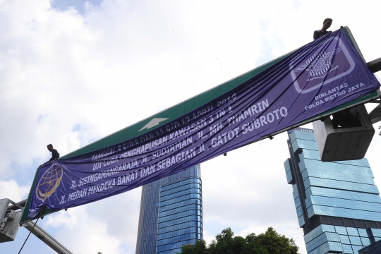 Dishub DKI tutup papan 3 in 1 di jalanan protokol Jakarta