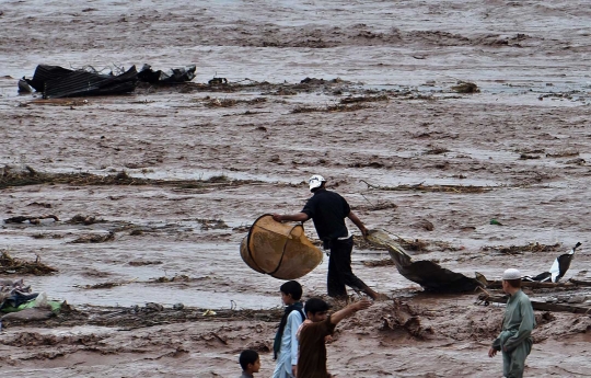 Banjir bandang hanyutkan ratusan rumah dan 121 orang tewas