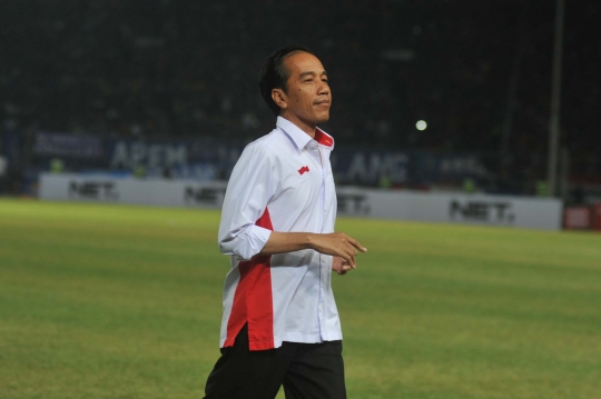 Aksi Jokowi kick off final Piala Bhayangkara 2016
