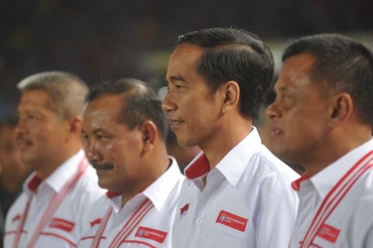 Aksi Jokowi kick off final Piala Bhayangkara 2016