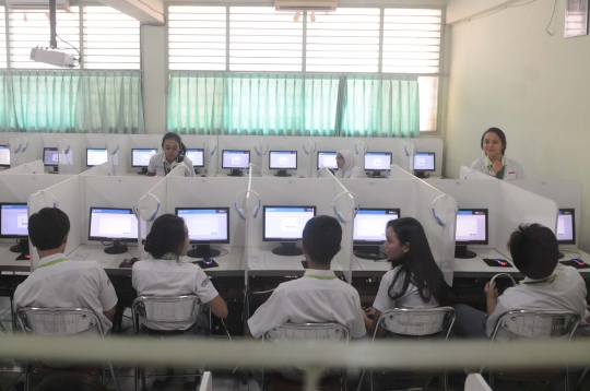 Hari pertama ujian nasional berbasis komputer di SMAN 70