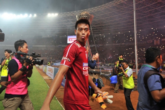 Kegembiraan Arema Cronus angkat trofi Piala Bhayangkara 2016