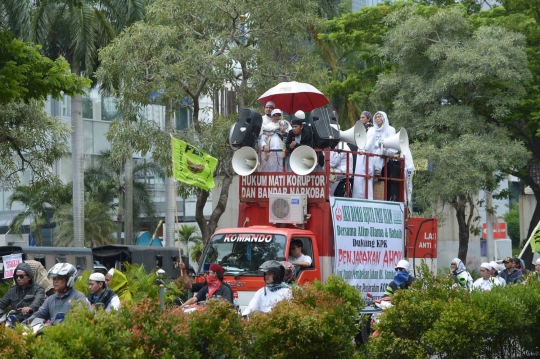Aksi ratusan anggota FPI geruduk KPK tuntut Ahok diadili