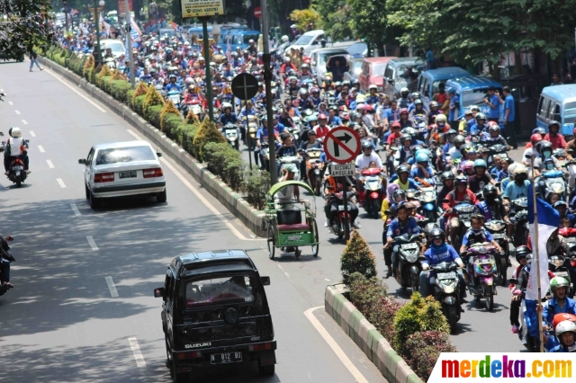  Foto Konvoi ribuan Aremania sambut trofi Piala 