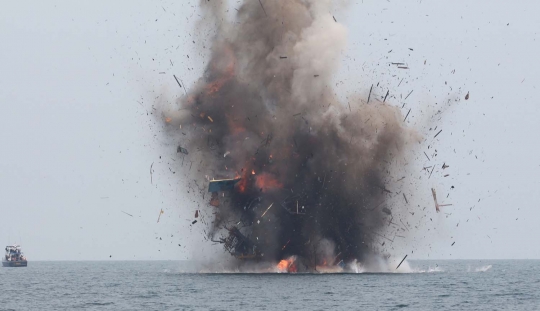 Melihat lebih dekat peledakan kapal maling ikan di perairan Aceh