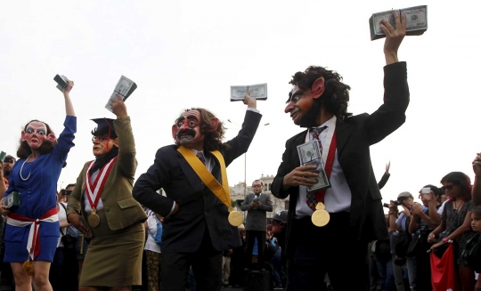 Gaya para demonstran Peru unjuk rasa anti korupsi