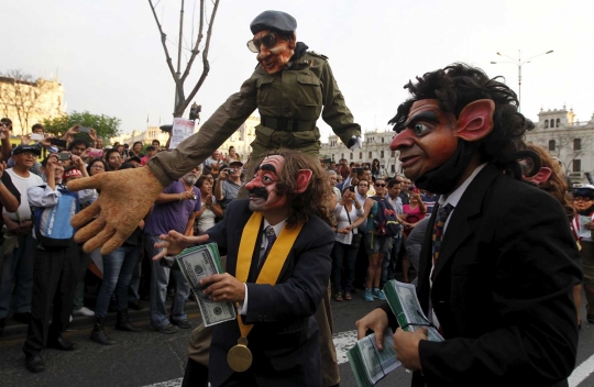 Gaya para demonstran Peru unjuk rasa anti korupsi