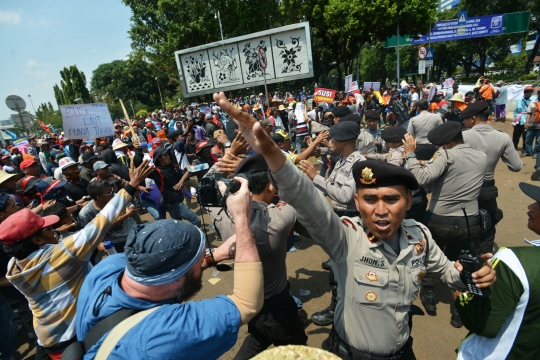 Demo nelayan di Istana berujung bentrok dengan polisi