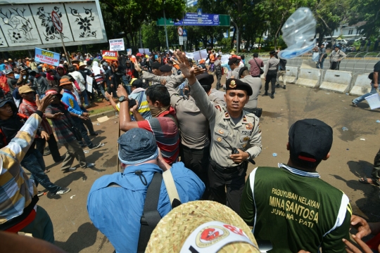 Demo nelayan di Istana berujung bentrok dengan polisi