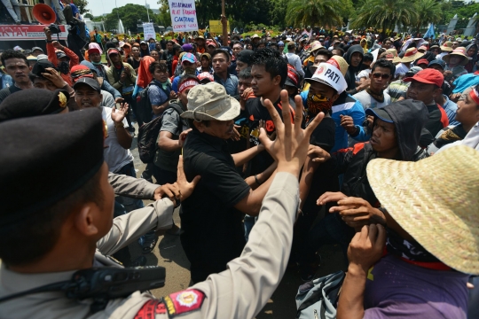 Demo nelayan di Istana berujung bentrok dengan polisi