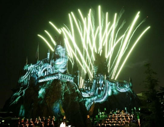 Kemeriahan kembang api warnai pembukaan dunia sihir Harry Potter