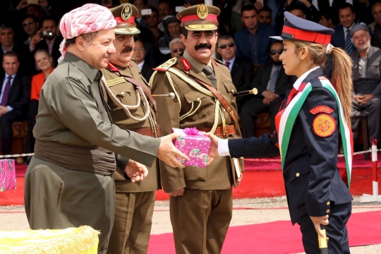 Pesona prajurit cantik Kurdi Peshmerga saat upacara kelulusan