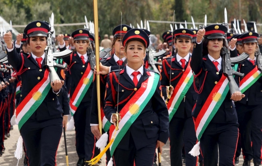 Pesona prajurit cantik Kurdi Peshmerga saat upacara kelulusan