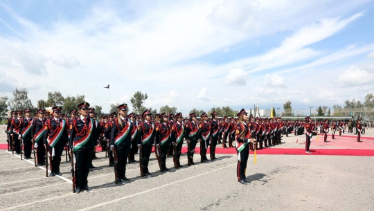 Pesona prajurit cantik Kurdi Peshmerga saat upacara kelulusan