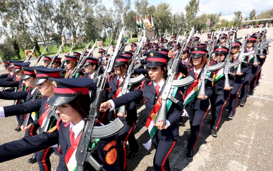 Pesona prajurit cantik Kurdi Peshmerga saat upacara kelulusan