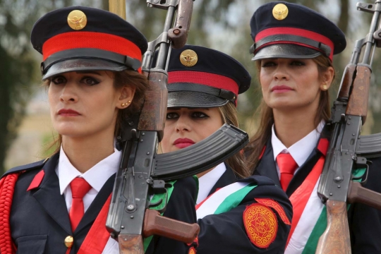 Pesona prajurit cantik Kurdi Peshmerga saat upacara kelulusan