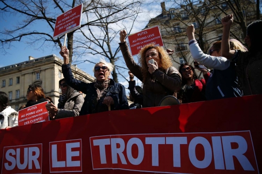 Aksi PSK di Paris demo RUU prostitusi
