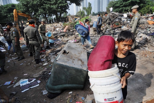 Penggusuran ratusan bangunan liar di TPU Menteng Pulo