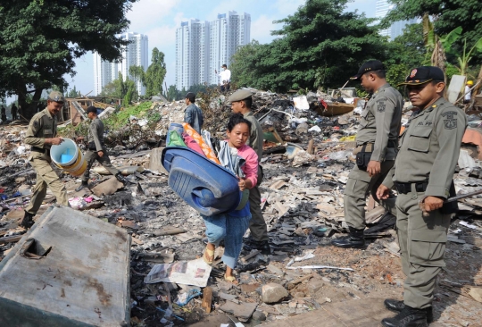 Penggusuran ratusan bangunan liar di TPU Menteng Pulo