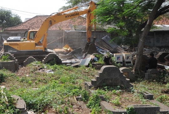 Penggusuran ratusan bangunan liar di TPU Menteng Pulo