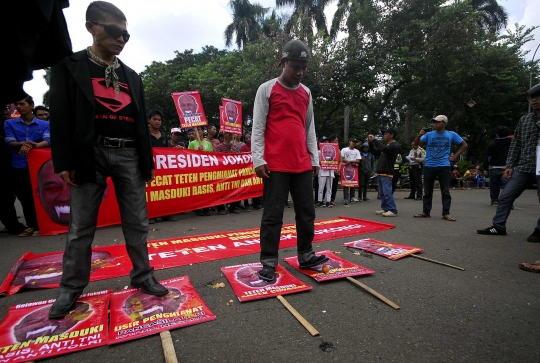 Relawan Garis Keras Jokowi injak-injak poster Teten Masduki