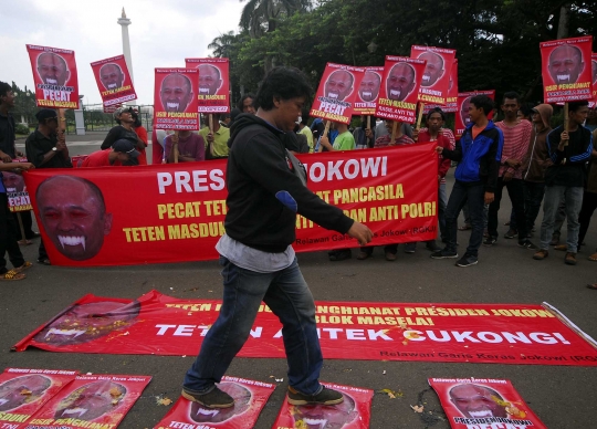 Relawan Garis Keras Jokowi injak-injak poster Teten Masduki