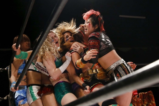 Aksi heroik dan seksi pegulat wanita bertarung di WWR Stardom