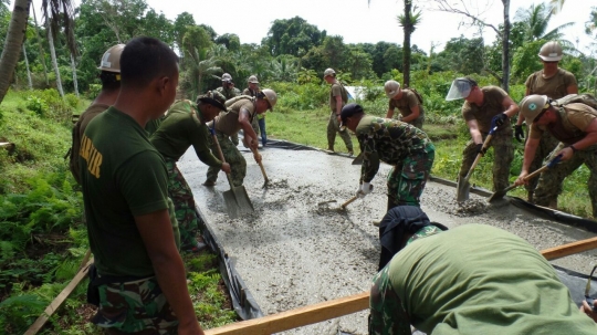 Aksi pasukan Marinir TNI dan US Navy gotong-royong perbaiki jalan