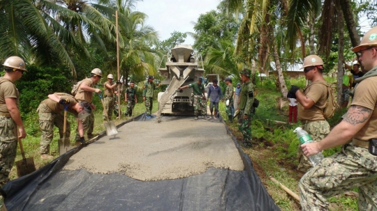 Aksi pasukan Marinir TNI dan US Navy gotong-royong perbaiki jalan