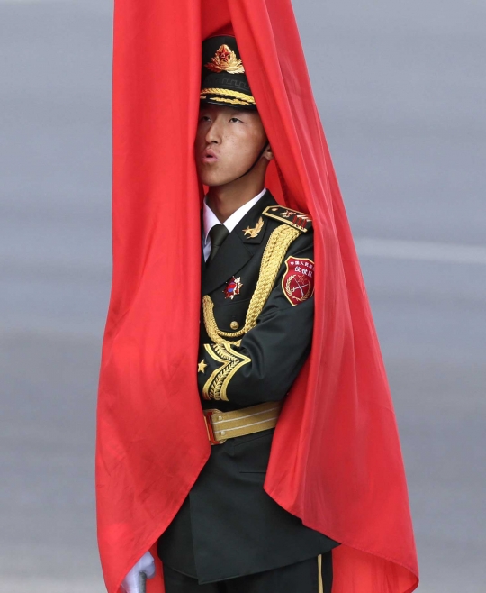 Sambut PM Sri Lanka, militer China terlilit bendera
