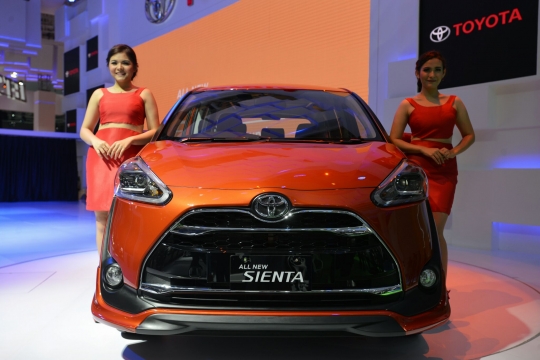 Dua model cantik luncurkan Toyota Sienta