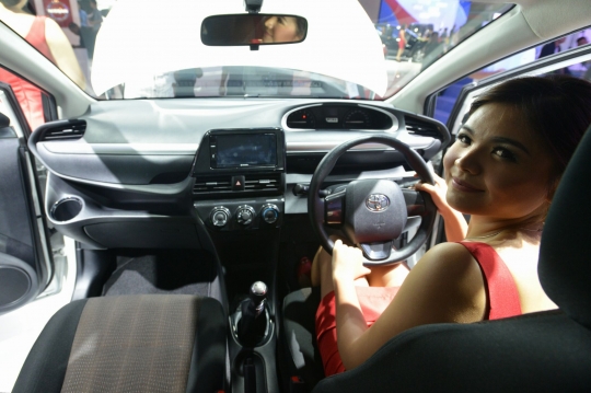 Dua model cantik luncurkan Toyota Sienta