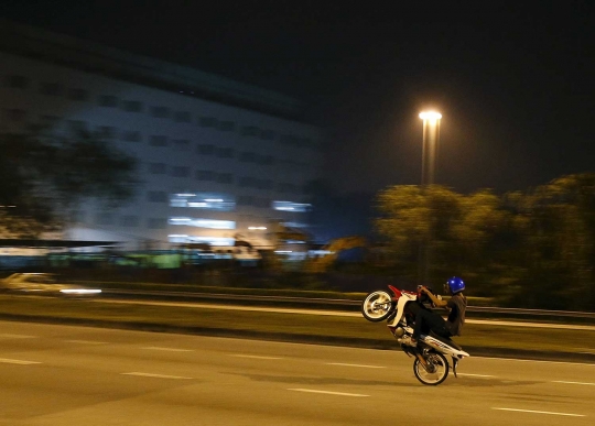 Geliat 'Mat Rempit' trek-trekan di tengah malam