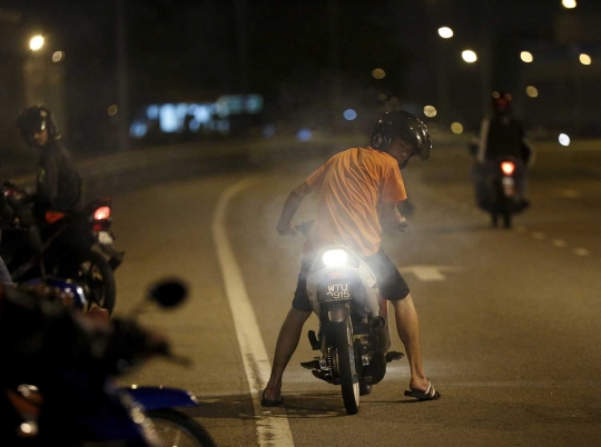 Geliat 'Mat Rempit' trek-trekan di tengah malam