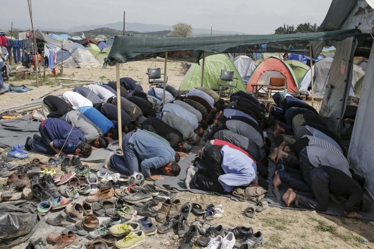 Kekhusyukan imigran gelar salat Jumat di perbatasan Yunani-Makedonia