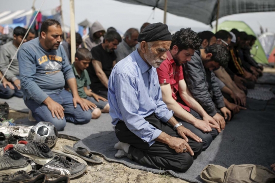 Kekhusyukan imigran gelar salat Jumat di perbatasan Yunani-Makedonia