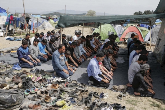 Kekhusyukan imigran gelar salat Jumat di perbatasan Yunani-Makedonia