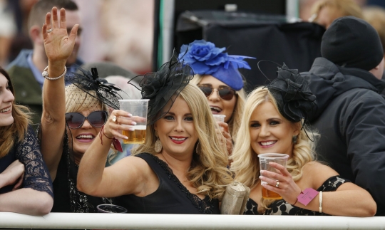 Sorak-sorai racegoers seksi meriahkan balap kuda di arena Aintree